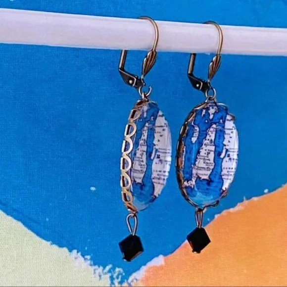 NEW without TAGS drop earrings with map of Newport, RI - Picture 4 of 8